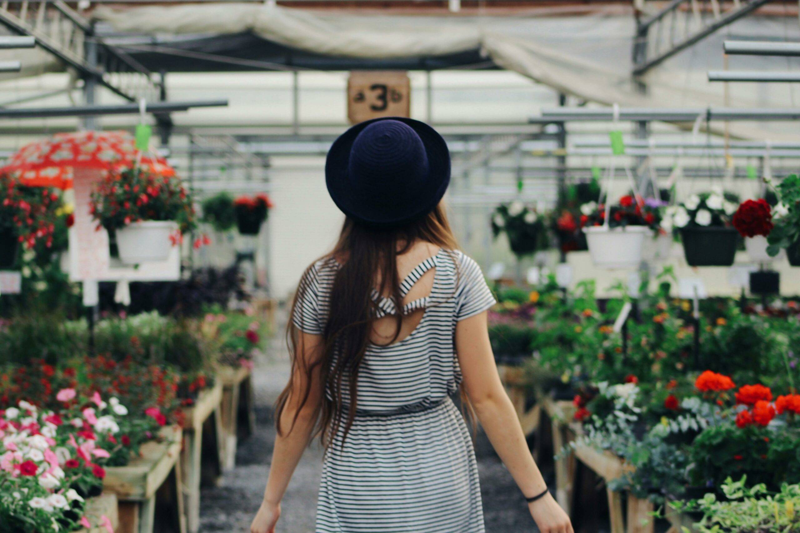 Woman in a hat shops at the Laguna Niguel Farmers’ Market and other Orange County markets and farm properties for sale from top real estate agents Brad Feldman Group