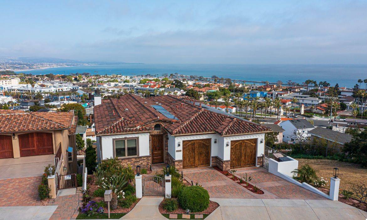 Drone photo of a luxury home in Dana Point with the ocean in the background