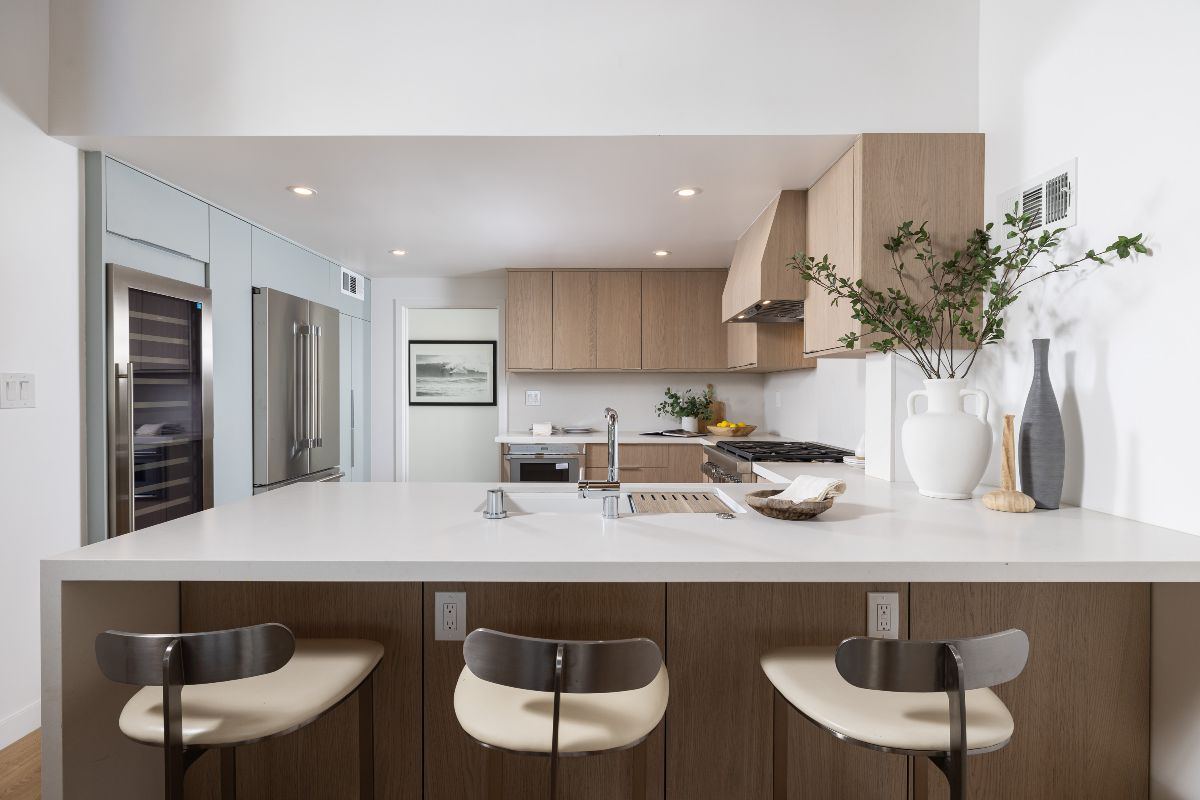 Chic, modern kitchen of an Orange County luxury property sold by top real estate team Brad Feldman listing realtors and buyers agents